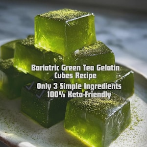 Può includere: Una pila di cubetti di gelatina traslucidi di un verde vibrante, spolverati con una polvere verde fine. Il testo recita: Bariatric Green Tea Gelatin Cubes Recipe, Only 3 Simple Ingredients, 100% Keto-Friendly. I cubetti hanno una consistenza liscia, soda e lucida.