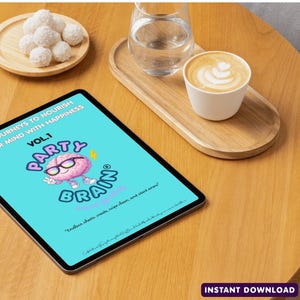 Puede incluir: Imagen de una descarga digital de hojas de trabajo de estimulación cognitiva. Se muestra el título "Party Brain Volume 1", junto con el texto "30 hojas de trabajo de estimulación cognitiva". La imagen incluye una tableta, café y hojas de trabajo.