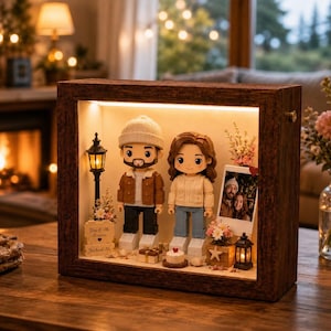 Puede incluir: Una caja expositora rectangular de madera que contiene dos figuras estilizadas, una farola en miniatura, un pastel pequeño, una caja de regalo y una foto enmarcada. El texto "You & Me Forever" y "Jacklyn & Me" aparece en una pequeña placa.
