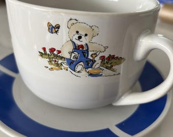 Taza y platillo vintage CIB de los años 80 con ilustración de osito de peluche, nuevos en caja, sin usar.
