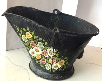 Cubo de ceniza de carbón antiguo pintado a mano con motivos florales y arte popular negro estilo cottagecore