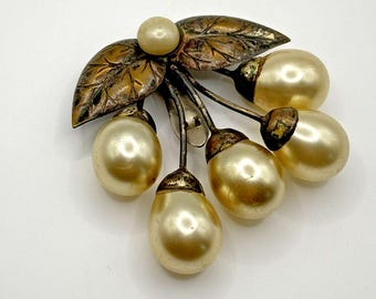 Broche de joyería vintage con clip de perlas de imitación, diseño de lágrima y montura de hojas de bronce.