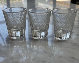 Vasos de chupito vintage Anchor Hocking de 3 piezas con diseño de hoja de laurel grabada. Artículos de bar de alta gama.