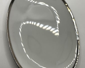 Bandeja ovalada vintage Sango Pallas, blanca con borde plateado, porcelana fina japonesa, 23 x 16 cm.