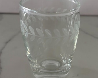 Vaso de zumo vintage Anchor Hocking (1) de la década de 1950, grabado con hoja de laurel, 120 ml, en perfecto estado.
