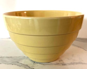 Bol para mezclar de Boston Warehouse Trading Corp., gres amarillo, 11 cm (4 3/8"), en perfecto estado.
