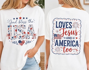以下が含まれることがあります： 前面に青と赤の花柄の文字でGod bless the USAとアメリカ国旗のハートが描かれた白いTシャツ。背面には青と赤の旗と花火のイラストと共にLOVES Jesus AND AMERICA tooという文字がプリントされています。