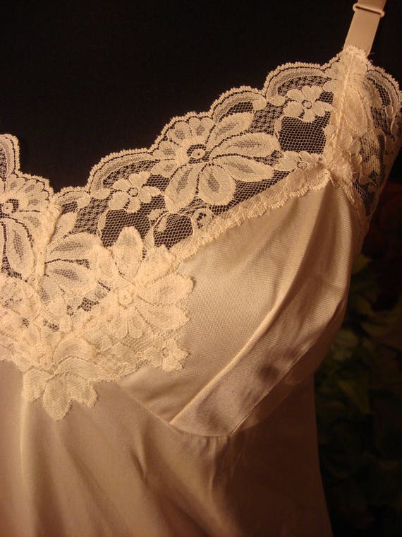 Vintage 1960s White Playful Flair Upper Lace Slip… - image 2