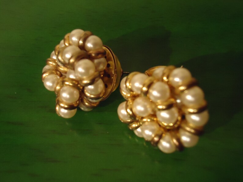 Vintage 1970s Sweet Pearls In Cluster Pierced Earrings