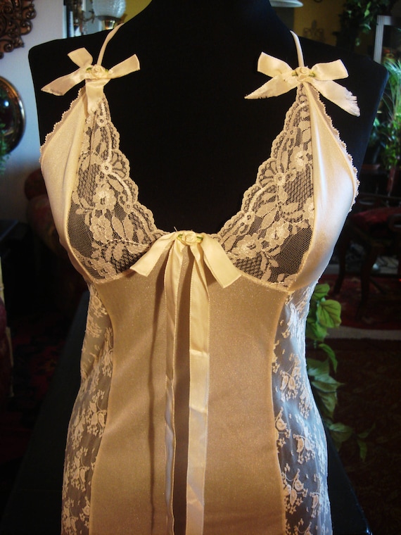 Vintage 1950s Lace White Bridal Worthy Night Gown