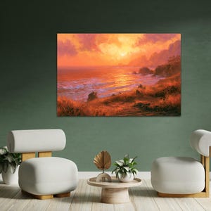 Könnte beinhalten: Ein rechteckiger Wandkunstdruck, der einen Küstensonnenuntergang mit leuchtenden orangefarbenen und goldenen Tönen zeigt, die Meereswellen, felsige Klippen und einen grasbewachsenen Vordergrund unter einem bewölkten Himmel beleuchten.