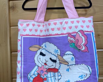 Bolso tote acolchado con estampado de chuletas de cordero y forro rosa. Ideal para pasar la noche o para viajar.