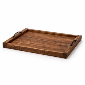 Könnte beinhalten: Ein rechteckiges Serviertablett aus Holz mit dunkelbraunem Finish. Das Tablett hat einen erhöhten Rand und schwarze Metallgriffe an jedem Ende. Die Holzmaserung ist sichtbar und verleiht dem Tablett Textur. Geeignet zum Servieren von Speisen und Getränken.