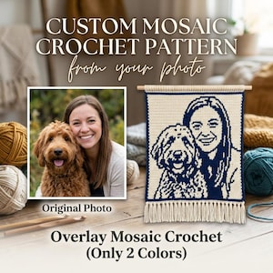 Puede incluir: Un tapiz de patrón de ganchillo mosaico personalizado con un retrato bicolor de una persona y un perro. El diseño está hecho con hilo azul oscuro y crema, colgado de un palo de madera con flecos. Texto: CUSTOM MOSAIC CROCHET PATTERN from your photo, Original Photo, Overlay Mosaic Crochet (Only 2 Colors).