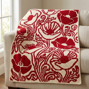 Puede incluir: Una manta de ganchillo rectangular con un patrón repetitivo de grandes flores de amapola rojas y tallos curvos sobre un fondo de color crema. El tejido muestra una construcción de puntos densa y texturizada.