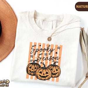 Spooky Season pompoenshirt, retro gestreept Halloween T-shirt in comfortabele kleuren, Jack-o'-lantern sweatshirt, herfstcadeau met graphic print, pompoenveld T-shirt