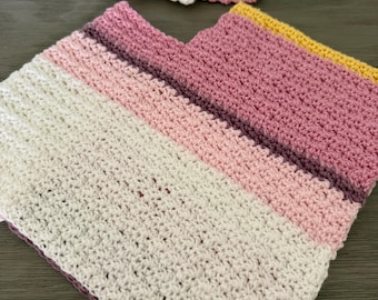 Poncho de ganchillo hecho a mano para bebé niña y diadema a juego.
