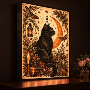Puede incluir: Una impresión de arte mural rectangular enmarcada que presenta un gato negro sentado entre elementos botánicos, una luna creciente brillante, una linterna colgante, una vela encendida y mariposas. La ilustración utiliza tonos naranjas y marrones.