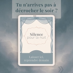 Peut inclure: Une tablette numérique affiche du texte en français : « Tu n'arrives pas à décrocher le soir ? » et « Silence pour la nuit ». En dessous, on peut lire « Laisser ici, reprendre demain ». La tablette a un design bleu clair et beige, sur fond de ciel nuageux.