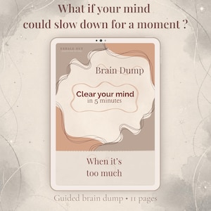 Peut inclure: Une tablette numérique affiche un guide de « brain dump » avec le texte : « Et si votre esprit pouvait ralentir un instant ? » et « Videz votre esprit en 5 minutes ». Le design utilise des tons neutres et des formes abstraites.