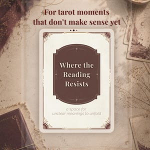 Peut inclure: Une tablette numérique affichant un écran crème avec un panneau central marron foncé. Le texte indique : For tarot moments that don't make sense yet, Where the Reading Resists, a space for unclear meanings to unfold. Le cadre a des coins décorés.