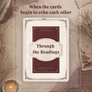Peut inclure: Une tablette numérique affiche le texte "Through the Readings" avec "Living Archive" et "patterns & memory" en dessous. La tablette est placée sur un fond texturé de couleur sépia avec le texte "When the cards begin to echo each other".