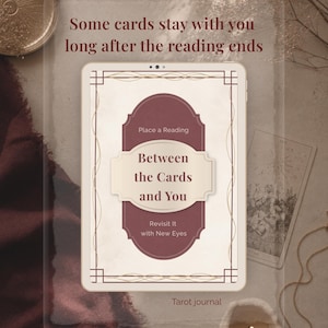 Peut inclure: Une tablette numérique affichant une interface de journal de tarot avec le texte "Entre les cartes et vous". L'écran est encadré de lignes dorées décoratives. Le texte "Certaines cartes restent avec vous longtemps après la fin de la lecture" est en haut.