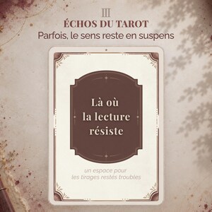 Peut inclure: Une carte rectangulaire avec un fond crème et un cadre central marron foncé. Le texte indique : III ÉCHOS DU TAROT, Parfois, le sens reste en suspens, Là où la lecture résiste, un espace pour les tirages restés troubles. Accents décoratifs aux coins.
