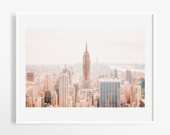 Impresión de la ciudad de Nueva York en oro rosa - Arte de guardería urbana - Decoración de guardería neutral de género - Regalo de estudiante universitario - Arte de pared rosa suave - Horizonte de Nueva York