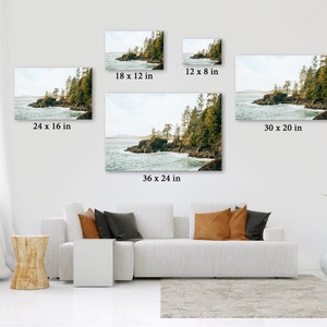 Pu&ograve; includere: Stampe artistiche di un paesaggio costiero in varie dimensioni, tra cui 61 x 41 cm, 46 x 30 cm, 30 x 20 cm, 91 x 61 cm e 76 x 51 cm. L'opera raffigura una costa rocciosa con alberi sempreverdi e onde dell'oceano sotto un cielo nuvoloso.