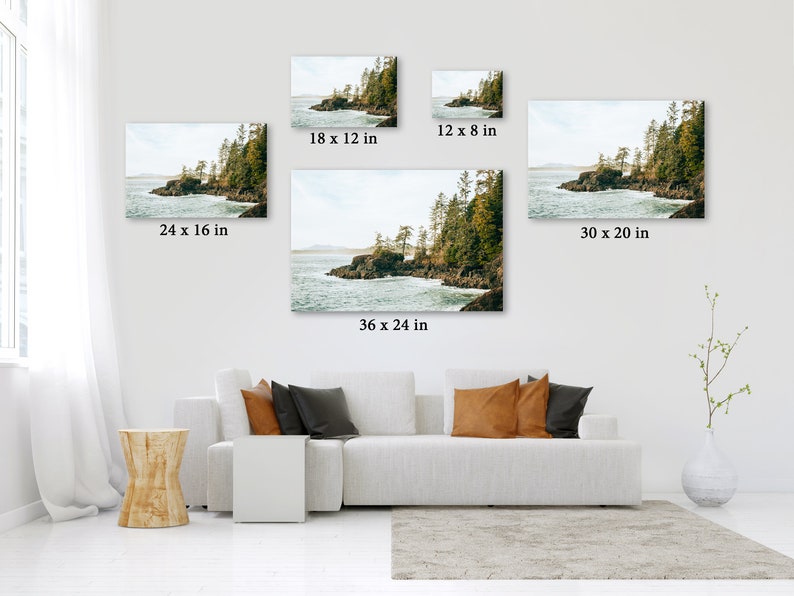 Pu&ograve; includere: Stampe artistiche di un paesaggio costiero in varie dimensioni, tra cui 61 x 41 cm, 46 x 30 cm, 30 x 20 cm, 91 x 61 cm e 76 x 51 cm. L'opera raffigura una costa rocciosa con alberi sempreverdi e onde dell'oceano sotto un cielo nuvoloso.