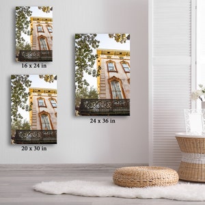 Pu&ograve; includere: Stampe su tela verticali di un edificio storico con balconi e finestre ornate, incorniciate da rami di alberi. Dimensioni: 20 x 30 cm, 41 x 61 cm, 51 x 76 cm, 30 x 46 cm e 61 x 91 cm. L'edificio ha una facciata chiara con dettagli architettonici.