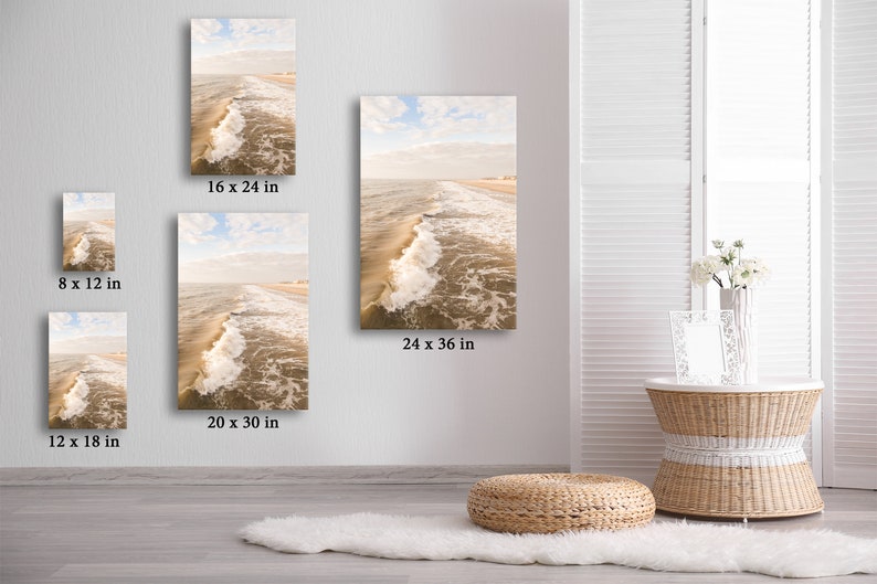 Pu&ograve; includere: Stampe artistiche di paesaggi costieri in varie dimensioni, tra cui 20 x 30 pollici (50.8 x 76.2 cm) e 24 x 36 pollici (60.96 x 91.44 cm). L'opera raffigura onde che si infrangono su una spiaggia sabbiosa sotto un cielo nuvoloso.