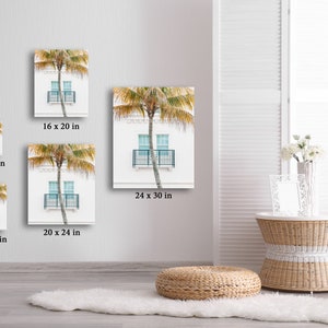 Puede incluir: Un conjunto de cinco impresiones de diferentes tama&ntilde;os que muestran un edificio blanco con una palmera frente a una ventana con balc&oacute;n. Las impresiones est&aacute;n disponibles en los tama&ntilde;os 20x25 cm, 28x35 cm, 40x50 cm, 50x60 cm y 60x75 cm.