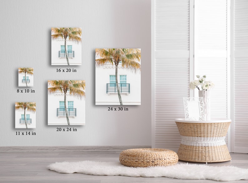 Puede incluir: Un conjunto de cinco impresiones de diferentes tama&ntilde;os que muestran un edificio blanco con una palmera frente a una ventana con balc&oacute;n. Las impresiones est&aacute;n disponibles en los tama&ntilde;os 20x25 cm, 28x35 cm, 40x50 cm, 50x60 cm y 60x75 cm.