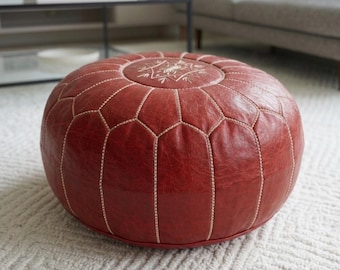 Puf de cuero rojo hecho a mano, otomana marroquí