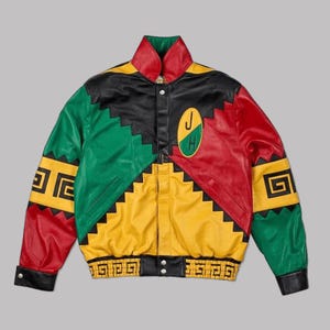 Puede incluir: Una chaqueta de cuero con un diseño de bloques de color en rojo, verde, amarillo y negro. La chaqueta presenta un patrón en zigzag en el pecho y las mangas, un cuello alto y un parche ovalado en el pecho derecho con las letras J y H.