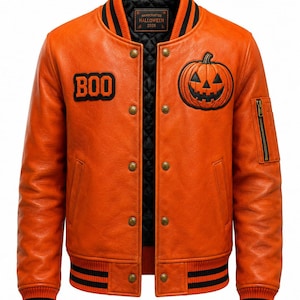 Puede incluir: Una chaqueta tipo varsity naranja con puños y dobladillo acanalados de rayas negras. El frente presenta un parche bordado negro con la palabra BOO a la derecha y un parche de calabaza a la izquierda. Tiene botones de presión de latón y forro acolchado.