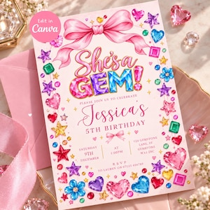 Puede incluir: Una tarjeta de invitación de cumpleaños rosa claro con un gran lazo rosa en la parte superior y el texto She's a GEM! en letras coloridas con tonos de joya. El borde está decorado con varias formas de gemas coloridas, corazones, estrellas y flores.