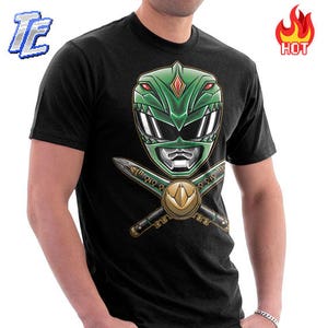 Peut inclure: T-shirt noir avec un casque de Power Ranger vert et des épées croisées. Le casque a une visière blanche et des yeux rouges.