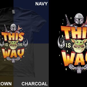 Może przedstawiać: Czarny T-shirt z nadrukiem graficznym postaci z kresk&oacute;wki z franczyzy Star Wars. Grafika przedstawia postać Mandalorianina z zieloną postacią obcego w kapsule. Tekst "This is the Way" jest nadrukowany ż&oacute;łtymi i pomarańczowymi literami.