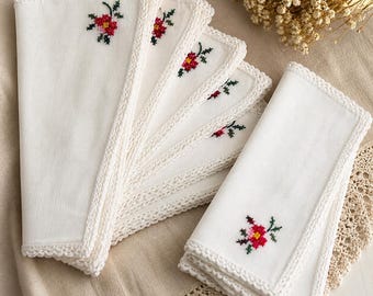 Set di 12 tovaglioli di lino vintage ricamati / Tovaglioli da cocktail floreali / Asciugamani per le dita / Tovagliato con bordo all'uncinetto / Arredamento da tavola in stile cottagecore