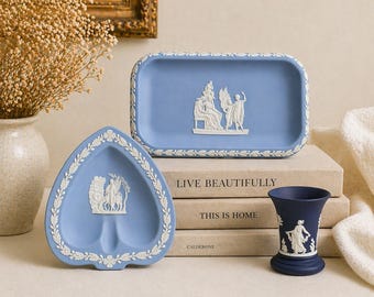 Auténtico juego de Wedgwood Jasperware / Bandeja azul y blanca, plato en forma de corazón, jarrón / Fabricado en Inglaterra. Artículo de colección.