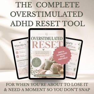 Könnte beinhalten: Drei Tablets zeigen ein digitales ADHD-Reset-Tool. Das zentrale Tablet zeigt "OVERSTIMULATED RESET" und "DIGITALER DOWNLOAD ADHD DRUCKBAR!". Die anderen Tablets bieten zusätzliche Informationen. Das Thema ist ein realistisches Reset-System für ADHD-Gehirne.