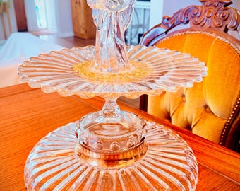 Soporte de vidrio vintage hecho a mano con varios niveles y ángel / Exhibidor de postres para bodas / Centro de mesa / Arte en vidrio reciclado