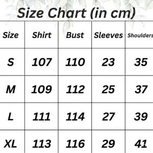Op de afbeelding: Een maattabel met afmetingen in centimeters. De tabel bevat maten S, M, L en XL, met bijbehorende afmetingen voor de shirtlengte, borstomvang, mouwlengte en schouderbreedte. De tekst "Size Chart (in cm)" staat bovenaan.