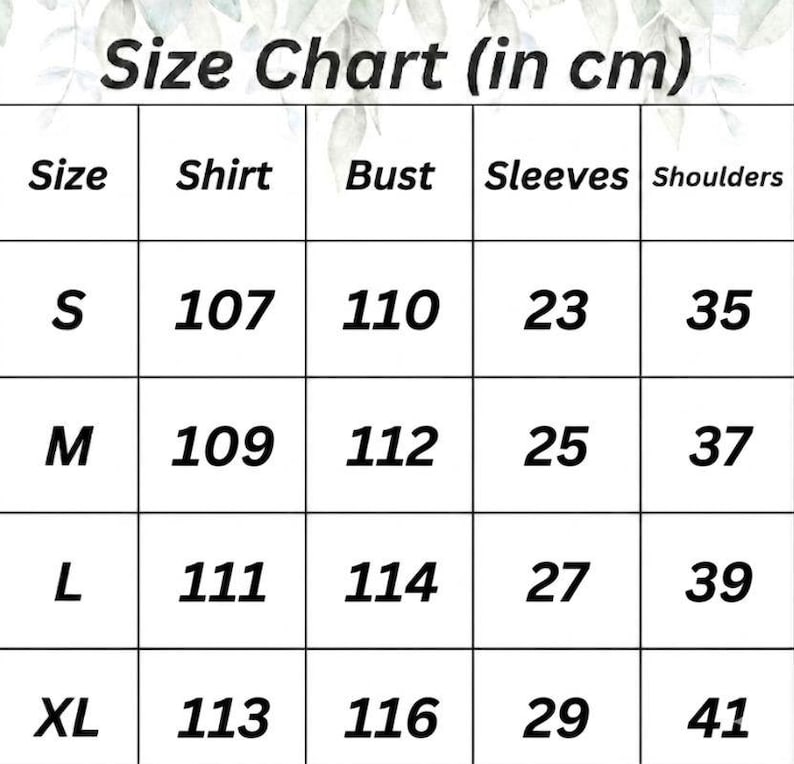 Op de afbeelding: Een maattabel met afmetingen in centimeters. De tabel bevat maten S, M, L en XL, met bijbehorende afmetingen voor de shirtlengte, borstomvang, mouwlengte en schouderbreedte. De tekst "Size Chart (in cm)" staat bovenaan.