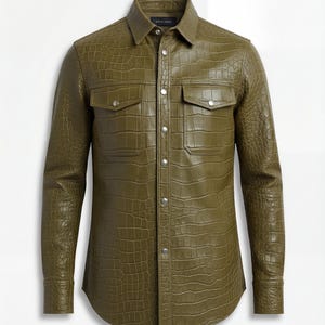 Op de afbeelding: Olijfgroen leren overhemd met een krokodillenleertextuur. Het shirt met lange mouwen heeft twee borstzakken, een knoopsluiting en een kraag. Het shirt heeft een getailleerde pasvorm en is gemaakt van hoogwaardig materiaal.