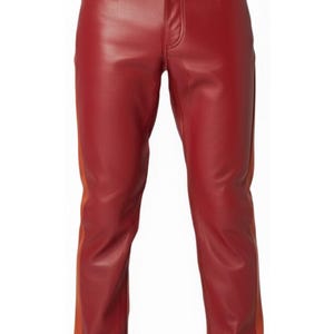Puede incluir: Pantalones de cuero rojos con un diseño clásico de cinco bolsillos. Los pantalones presentan un corte de pierna recta y una franja naranja en el lateral de cada pierna. Cierre con botón y cremallera.