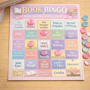 Op de afbeelding: Een roze en paars Book Bingo-bord met boektitels als "Pride and Prejudice" en "The Hobbit". Inclusief roze, paarse en blauwe spelmarkeringen. De tekst "Lees 5 op een rij om een prijs te winnen!" is zichtbaar.